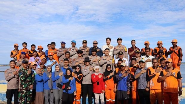Jelang Libur Akhir Tahun, Polres Kepulauan Seribu Ajak Warga Bersihkan Pantai