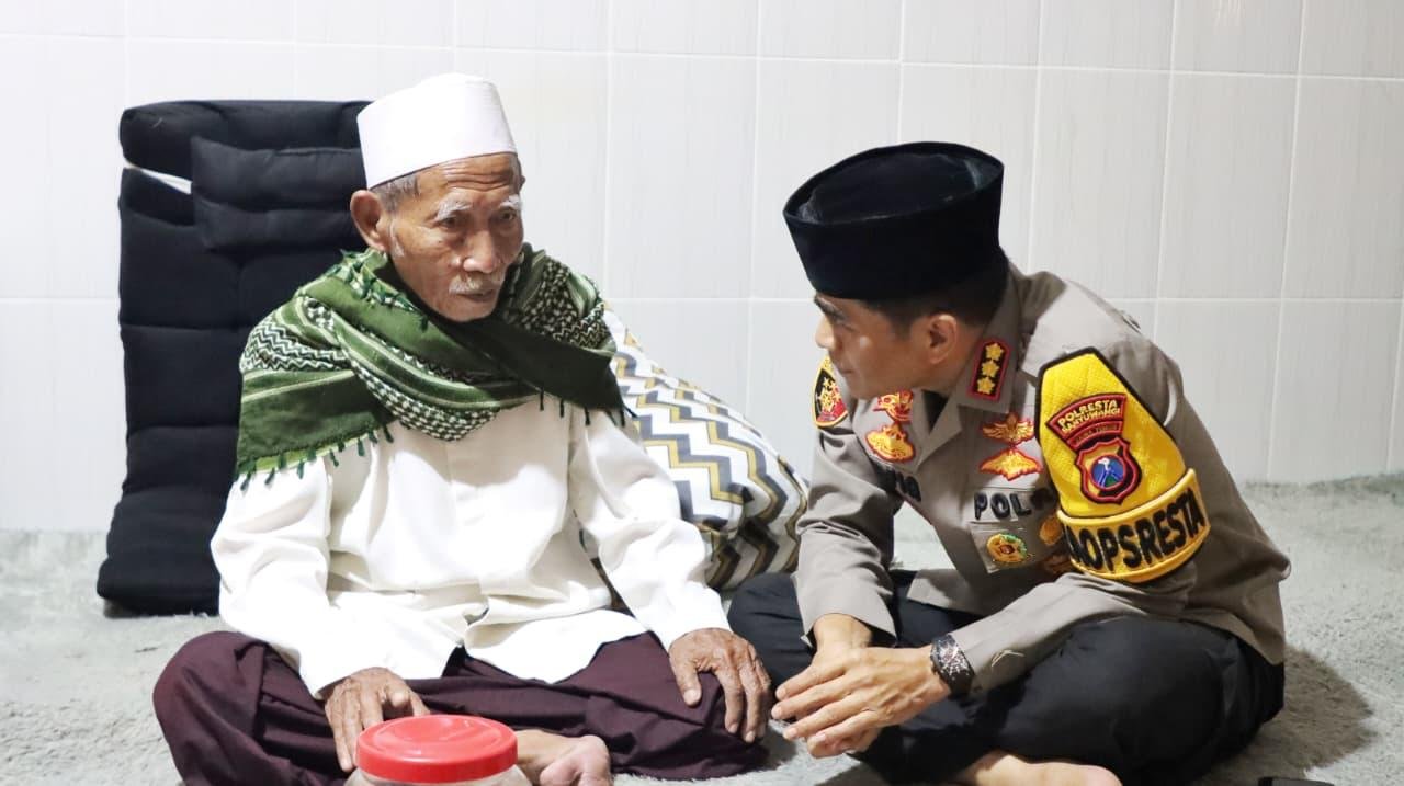 Kapolresta Banyuwangi melaksanakan Silahturahmi di kediaman KH. Suyuti Ponpes Mansya’ul Huda Tegaldlimo